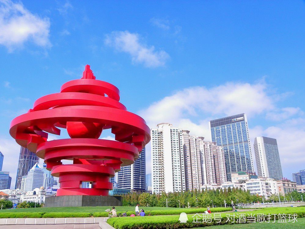 年青的马里恩·克兰（珍妮特·利 饰）在Phoenix工作，深受老板洛厄里（沃恩·泰勒 饰）信赖。男朋友萨姆·卢米斯（约翰·加文 饰）在Fairvale经营一家五金店，因要替亡父还债又要付出前妻供养费而无力再婚，只能借出差的机遇偶然来与马里恩幽会。马里恩对此感应不满，因而在周五下战书乘隙携四万美元公款驾车叛逃。可是马里恩的叛逃之路其实不顺遂：先是在出城的时辰被洛厄里目击，周六一年夜早又被差人思疑。花了七百美元以旧车换新车以后，马里恩继续忐忑地行驶。天黑后，天降年夜雨，视野恍惚，没法行驶，马里恩只得将车泊进路边的贝